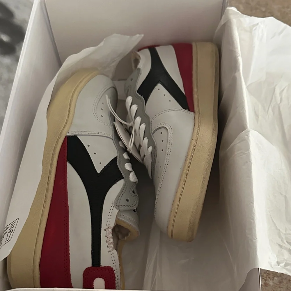 Diadora Heritage Men's White, Red, and Black Sneakers
